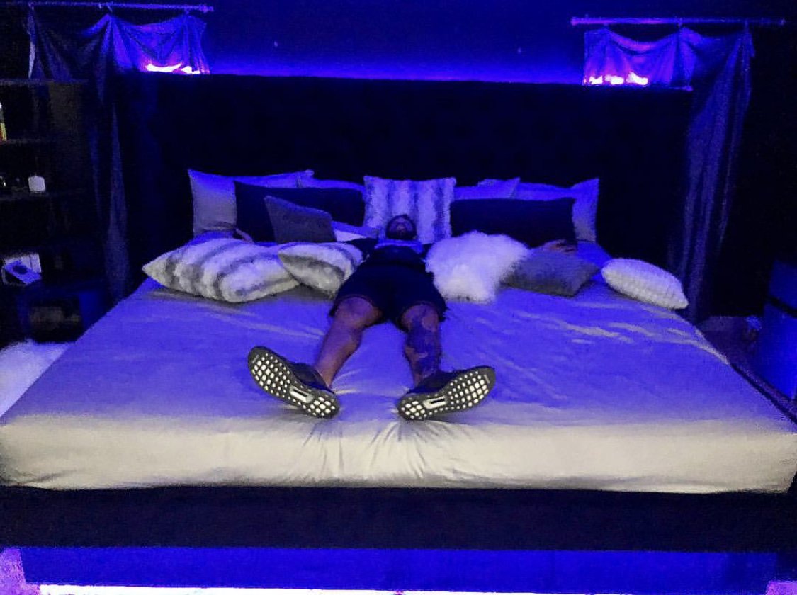 mareeofficial's tweet image. On the 4th Day of Christmas MAREE brought to @javalemcgee - a beautifully customized glow-in-the-dark Empereur with lights that are controlled with an app! 🎄🎁