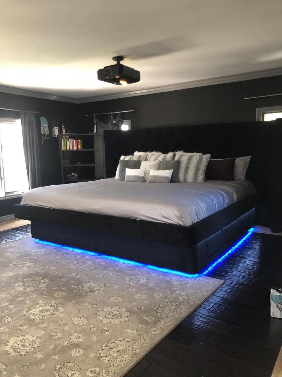 mareeofficial's tweet image. On the 4th Day of Christmas MAREE brought to @javalemcgee - a beautifully customized glow-in-the-dark Empereur with lights that are controlled with an app! 🎄🎁