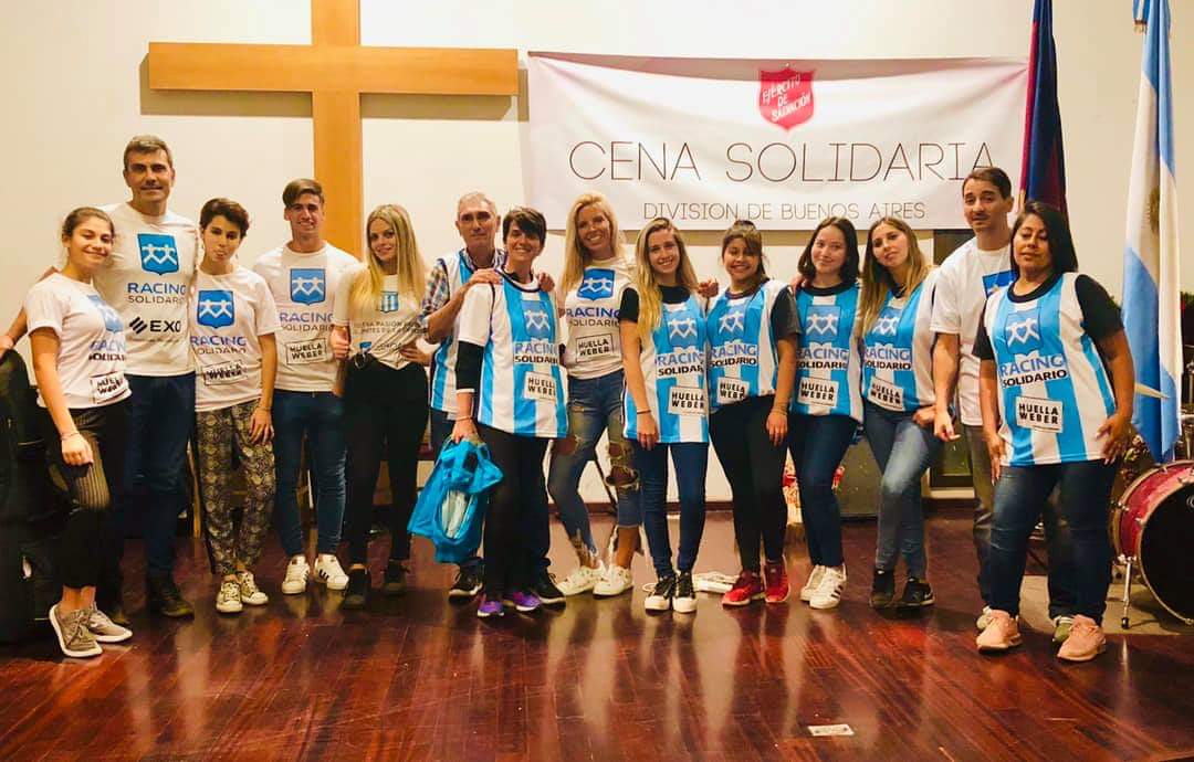 RacingSolidario's tweet photo. En el día de ayer estuvimos presentes en la #CenaNavideñaSolidaria 🌲🤗💙
Estuvimos junto al @EjercitoSalvac asistiendo y colaborando 🙌 Recibimos a personas en situación de vulnerabilidad social y les servimos una cena.
Más de 500 personas se hicieron presentes. https://t.co/gHuaHWZHDL