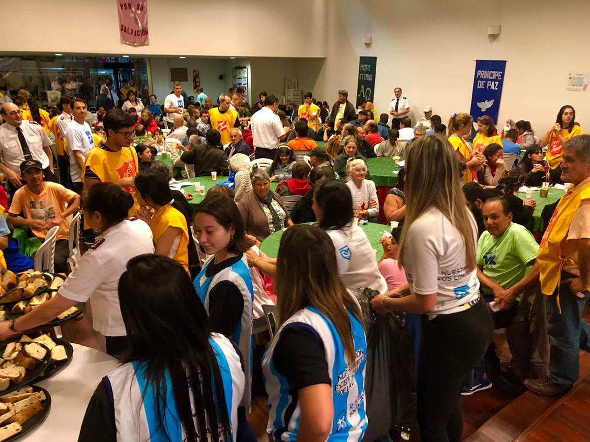 RacingSolidario's tweet photo. En el día de ayer estuvimos presentes en la #CenaNavideñaSolidaria 🌲🤗💙
Estuvimos junto al @EjercitoSalvac asistiendo y colaborando 🙌 Recibimos a personas en situación de vulnerabilidad social y les servimos una cena.
Más de 500 personas se hicieron presentes. https://t.co/gHuaHWZHDL