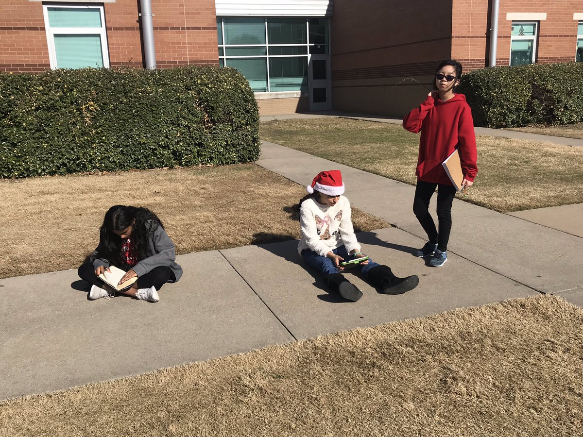 RiceEnglish7's tweet photo. Getting rid of pre-exam jitters with a little outside time to clear our minds. #SELatRice https://t.co/EpVP3gnhlj