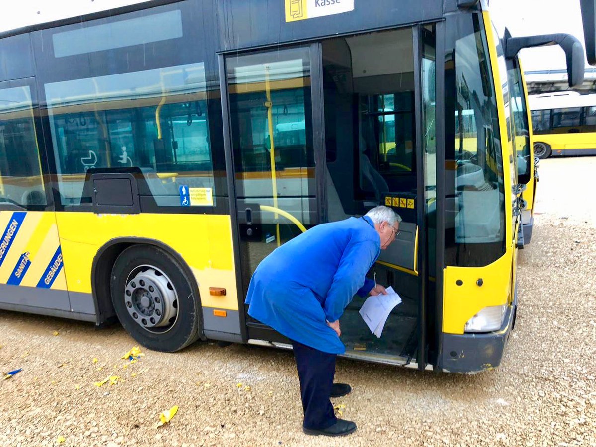 dpshtrr's tweet image. Nisëm nga 17.12.2018 Kontrollin Fizik Fleksibël për Flotat, mjetet e rënda, autobuzat, automjetet në parqe të shitësave të autorizuar e biznese, në të gjitha drejtoritë rajonale. VIJMË NE TEK JU! Jo rëndim trafiku, jo humbje kohe, personeli e karburanti! Me rezervim. #EasyCheck