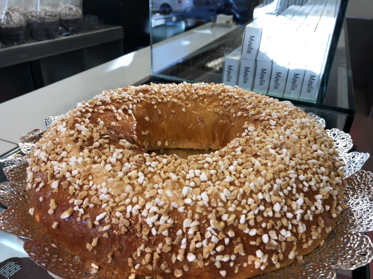 Roscón de Reyes 👑 Recuerda que puedes realizar tu encargo hasta el 2 de enero, contacta con nosotros si tienes alguna pregunta o consulta la info en: 
moulinchocolat.com/roscon-de-reye…