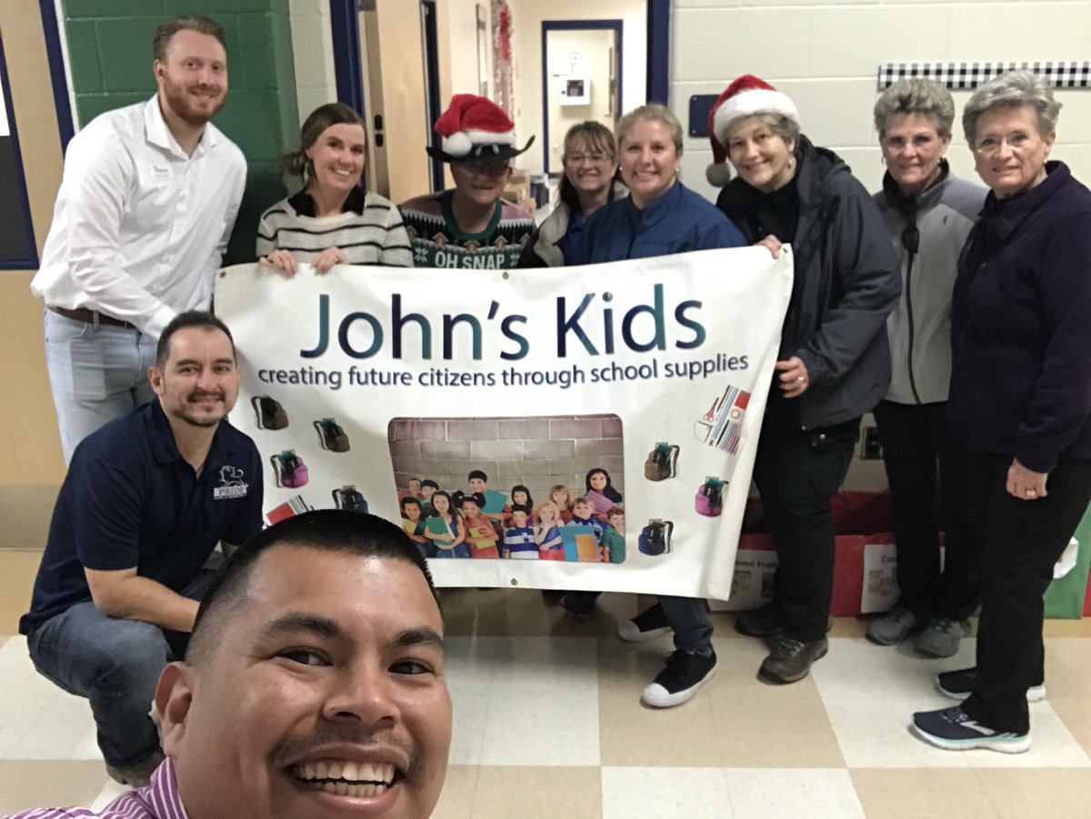 We just received a truck full of PB & J @NISDGlenoaks! A HUGE thank you to the Blackwell family & John’s Kids for your continuous support for our Ss & their families.🤝❤️🤝#Kindness  #StrongPartnerships #ThisIsGlenoaks #ThisIsNorthisde @NISD @NISDCounseling @MariaElMeza