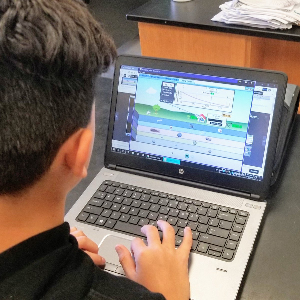 mmsscienceclass's tweet photo. Students in Earth and Environmental #scienceclass are doing some detective work using radioactive dating to determine the age of rocks and fossils here at #CharlesPMurray . #PhET #MMSForward #nhcsScience https://t.co/Ib1oJAswzI