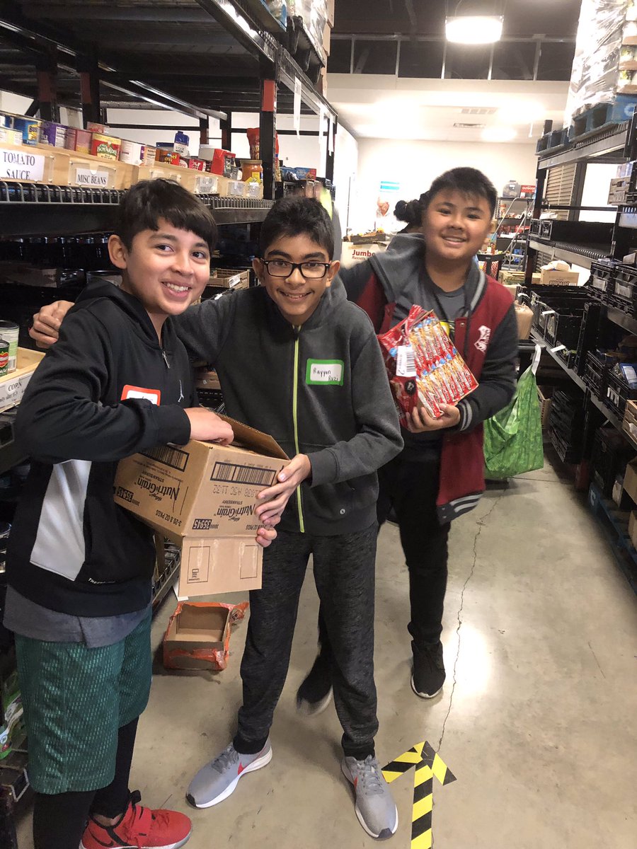 prairievistams's tweet image. PV Coyotes volunteering at Community Link