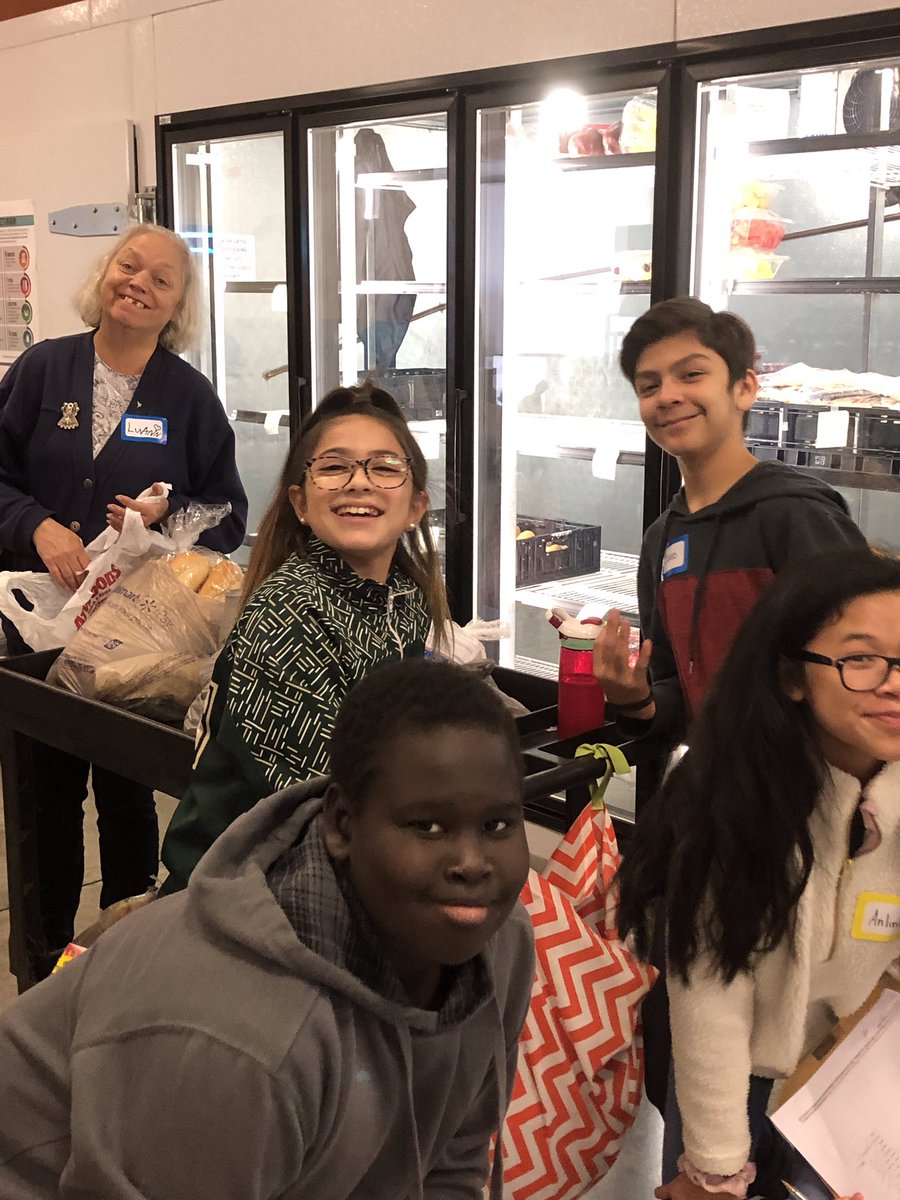 prairievistams's tweet image. PV Coyotes volunteering at Community Link