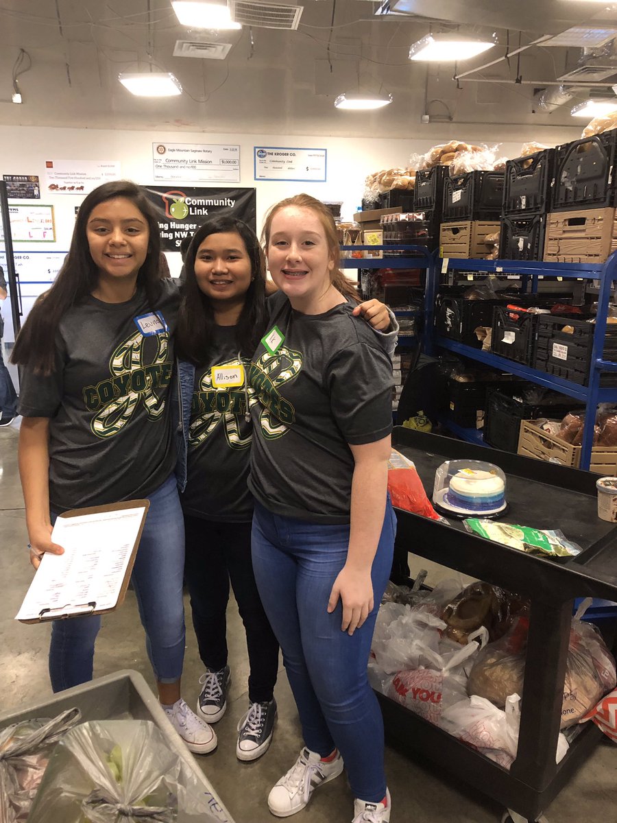 prairievistams's tweet image. PV Coyotes volunteering at Community Link