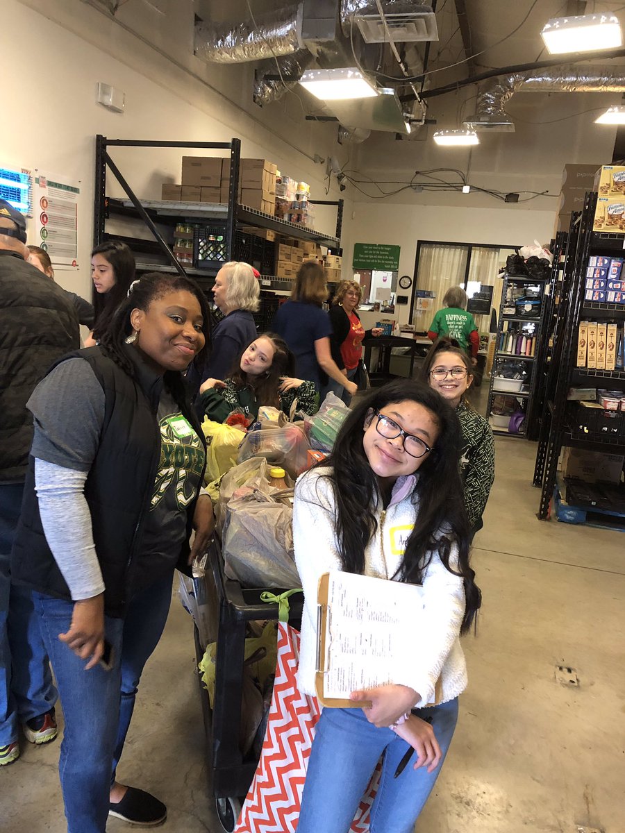 prairievistams's tweet image. PV Coyotes volunteering at Community Link