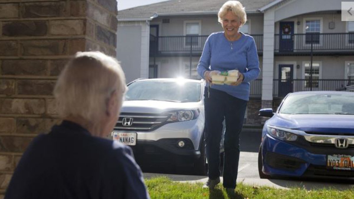 _MealsOnWheels's tweet image. “They said if it had been two hours later, I’d have been gone.” A #MealsOnWheels volunteer in Utah saved a senior recipient. Volunteers don’t just deliver meals for seniors; they provide a critical, daily safety check that saves lives. Via @heraldextra bit.ly/2UV4B8v