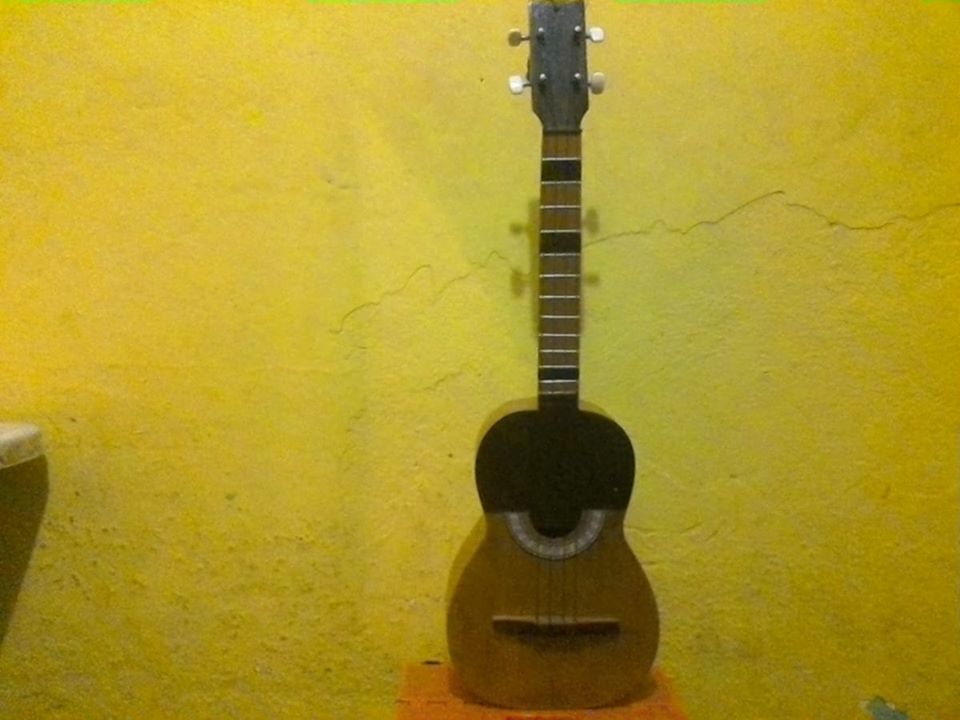 JohnnyJEGD's tweet photo. Venezuelan cuatro. #VenezuelanInstruments #VenezuelanArtists #VzlaCuatro  #VenezuelanMusicians #VenezuelanRock #JoropoMusic #IndianInVenezuela #ClayArtists #SalsaMusic #VenezuelanGuitar #VenezuelanCuatros #VenezuelanMusic #4Guitar #18December2018 https://t.co/4STRyegGFY