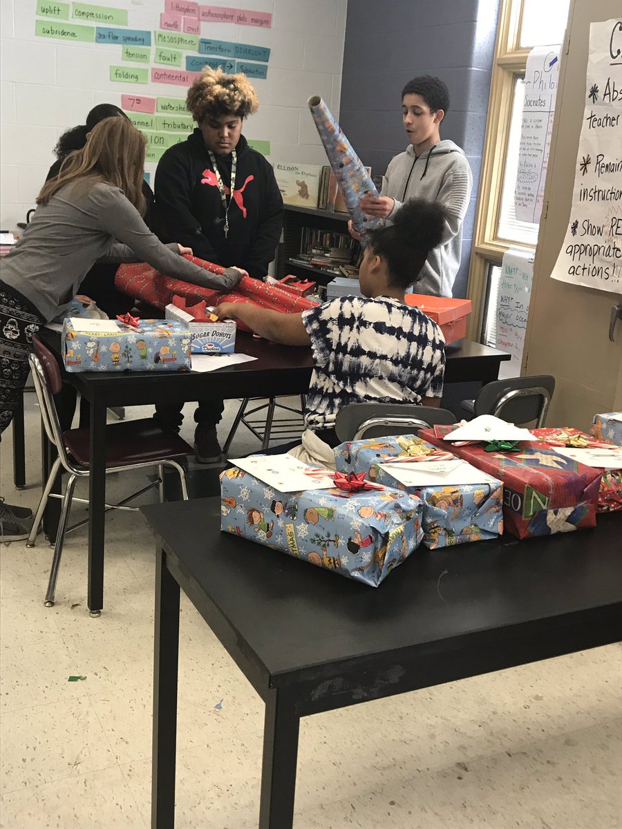 Ss in <a href="/JodiPhipps5/">Jodi Phipps</a> class are doing a #communityoutreach project! Each year her students create packages, wrap them and present them to the #sojournerhouse for the children.
#community #outreach #citizenship Well done Mrs. Phipps! #WilliamsonProud <a href="/YtownSchools/">Youngstown Schools</a>