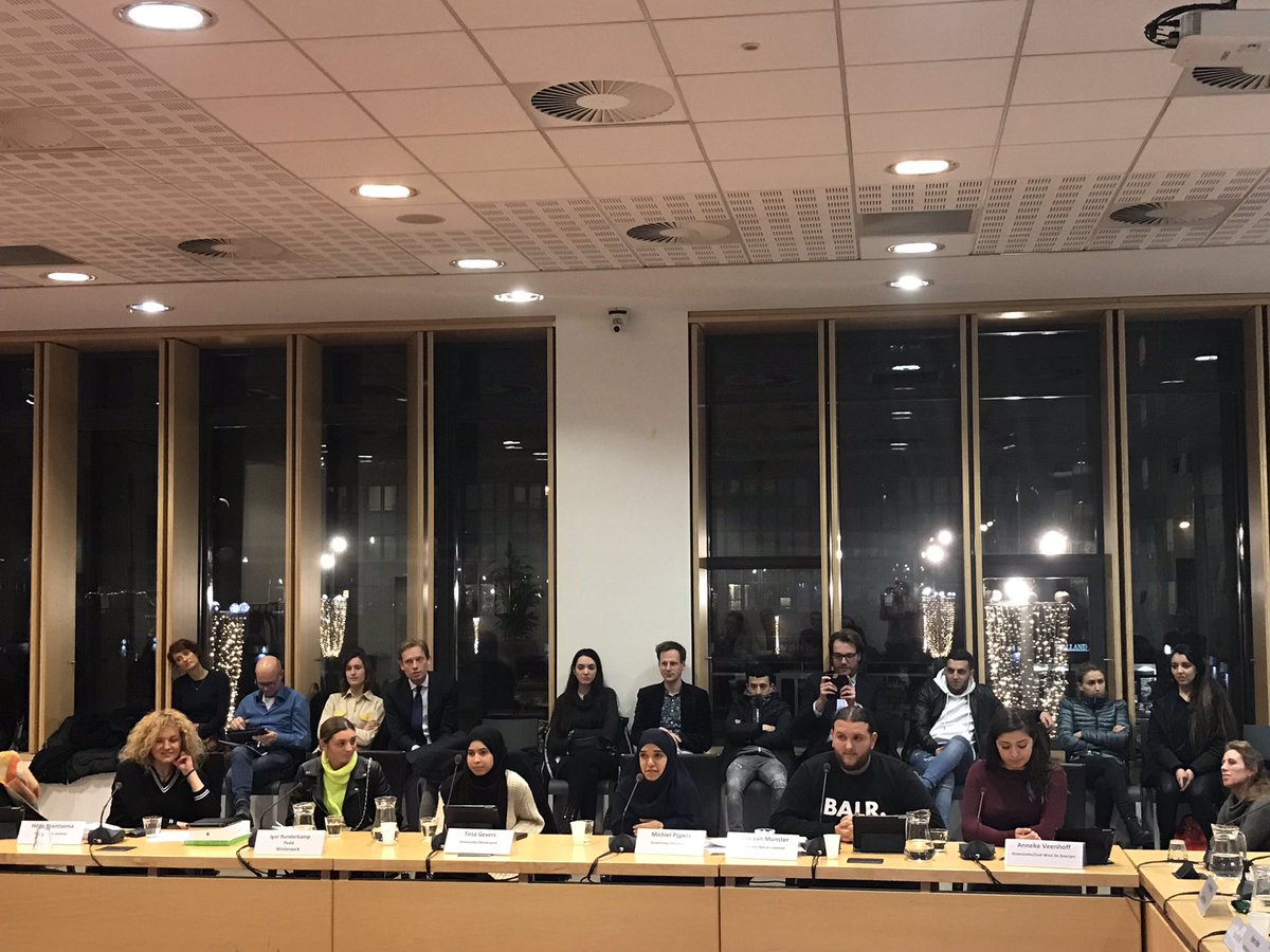 Jongeren nemen de vergadering van de stadsdeelcommissie over: ze willen steun voor een platform voor jongeren in West #participatie