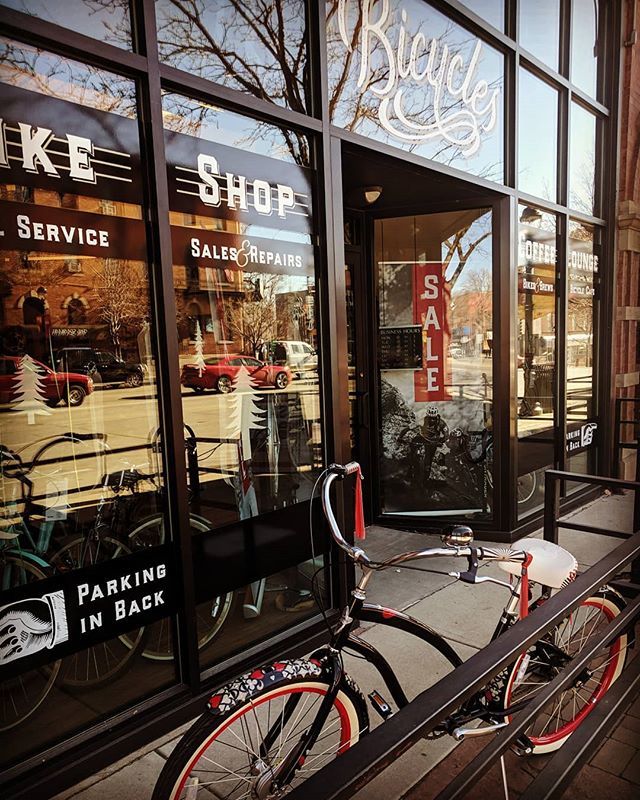 LongmontBicycle's tweet photo. The #QueenOfHearts is front and center today. She likes to show off. .
.
#Longmont #LongmontCO #LongmontColorado #LongLiveLongmont #LongmontLovesLocal ##ShopLoCO #ShopLocal #BuyWhereYouRide #SexyLady #RideTrek #RideBontrager #ElectraBike #ElectraBicycle … https://t.co/lQS0YKCWmY https://t.co/jxPaFnEigT