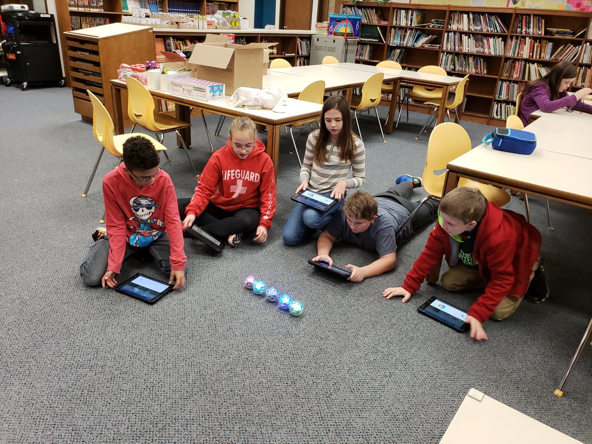 CSMSmedia's tweet photo. SO MUCH going on in the #makerspace today! @CSMSblazers #wcpsmd https://t.co/cRM1HS43uo