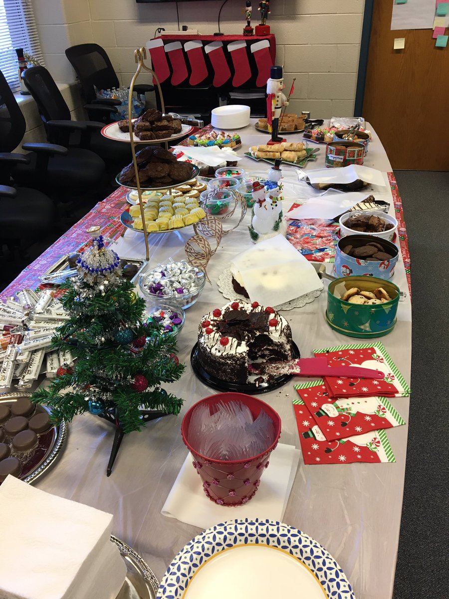 JTruebloodCCPS's tweet photo. Thank you to the PTA for the holiday treats and gifts for the entire Carver team. They also provided all our bus drivers some baked goods for the road. We are so thankful to have such a supportive PTA! https://t.co/XGO2ILlnjq