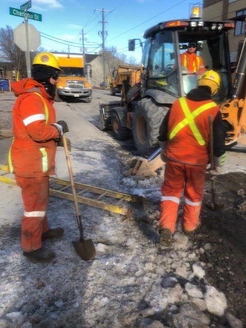 ptbo_utilities's tweet photo. A watermain break caused our water crew to miss out on their holiday luncheon. As the crew continued to work, their supervisor delivered lunch to the site. #dedication #onsitelunch #workfamily #PUGteam -SL https://t.co/n5HAJAEKPw