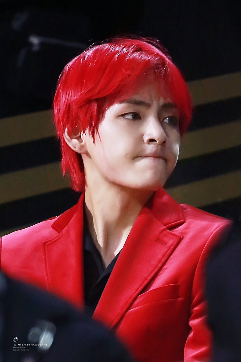 taestybread_v's tweet photo. ❄🍓181214 HK MAMA 
 I swear these are 2 consecutive photos. He went from handsome to squishy in one second 😂🍞🍼 
#태형 #뷔 #태태 #방탄소년단 #Taehyung #BTS  
@BTS_twt https://t.co/Yai1AoMed7