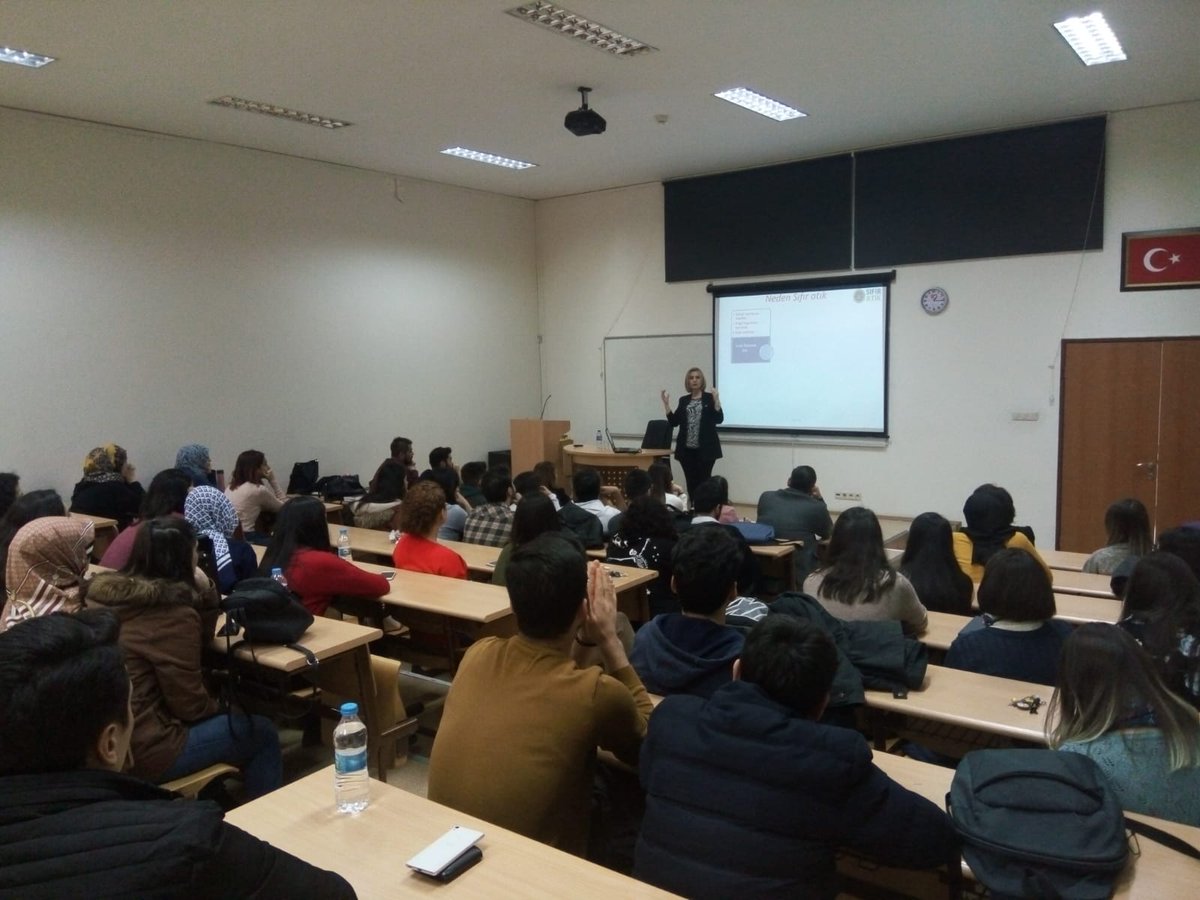 Çevre ve Şehircilik Bakanlığı Sıfır Atık Yönetimi Şube Müdürü Sayın Hülya Çakır'ın katılımıyla fakültemizde "Türkiye'nin Sıfır Atık Politakası" hakkında konuşarak ilk etkinliğimizi gerçekleştirdik.