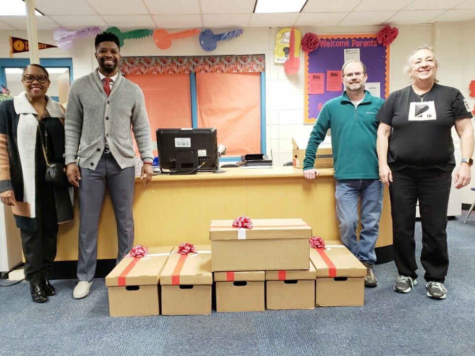 apsupdate's tweet image. Reading is a beautiful gift 🎁 📚 Thanks to @passioncity, every APS elementary student has a new book to read over holiday break! 🎉 Be sure to log those minutes for #APSRace2Read