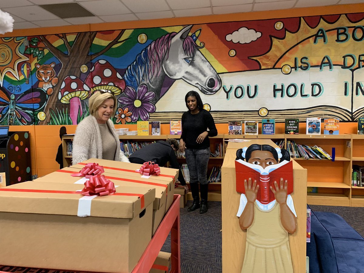 apsupdate's tweet image. Reading is a beautiful gift 🎁 📚 Thanks to @passioncity, every APS elementary student has a new book to read over holiday break! 🎉 Be sure to log those minutes for #APSRace2Read