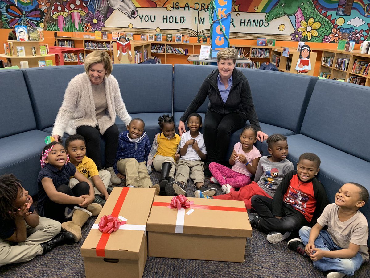 apsupdate's tweet image. Reading is a beautiful gift 🎁 📚 Thanks to @passioncity, every APS elementary student has a new book to read over holiday break! 🎉 Be sure to log those minutes for #APSRace2Read