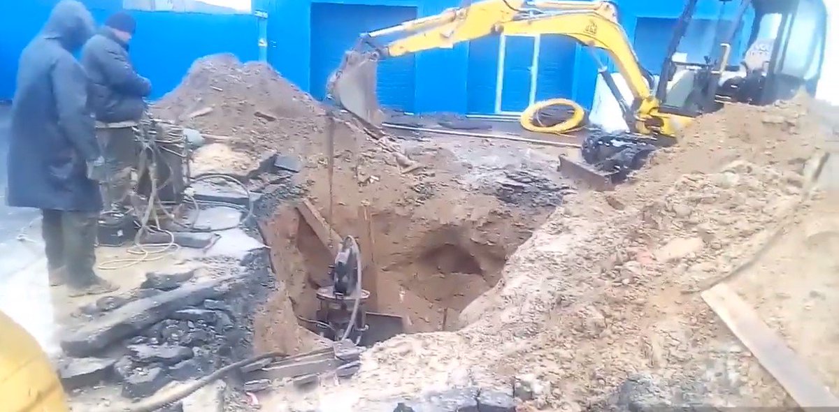 SteptecBy's tweet photo. Бестраншейная замена участка водопроводной трубы с разрушением существующего водопровода. Разрушаем старую чугунную водопроводную трубу диаметром 159 мм, L = 120 метров и затягиваем новую ПЭ трубу Ф=160 мм https://t.co/mFXBYkRuhd https://t.co/V7CWyuaUxX