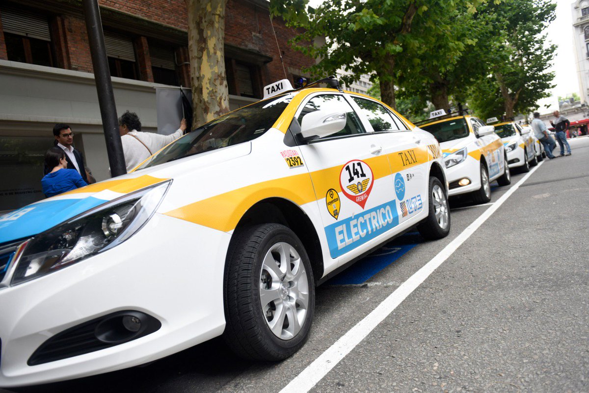 Dmartinez_uy's tweet photo. Un nuevo paso para seguir cambiando la matriz energética y continuar cuidando el medio ambiente.  Hoy presentamos 30 nuevos taxis eléctricos que se suman a los 24 que ya teníamos en la ciudad. Fruto del trabajo en equipo con @MIEM_Uruguay, es el camino. #MontevideoMejora https://t.co/RSSTJXc4Sk