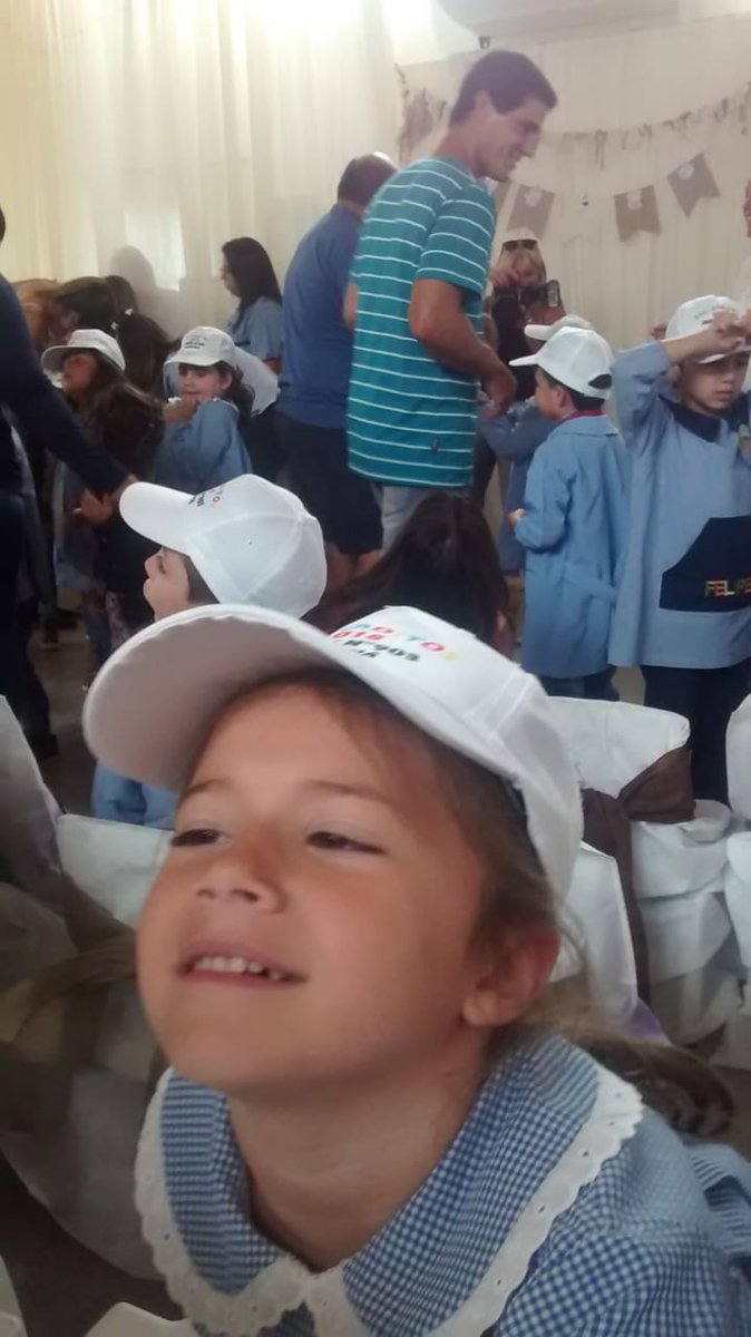DanielAicardo's tweet photo. Hoy los más chiquitos también recibieron su diploma. #Egresaditos 2018 JI #903 de Moquehuá. @BritosGuillermo @BritosFabio @SabellaMarcela @alfredelillo https://t.co/k6IsBCLKnb