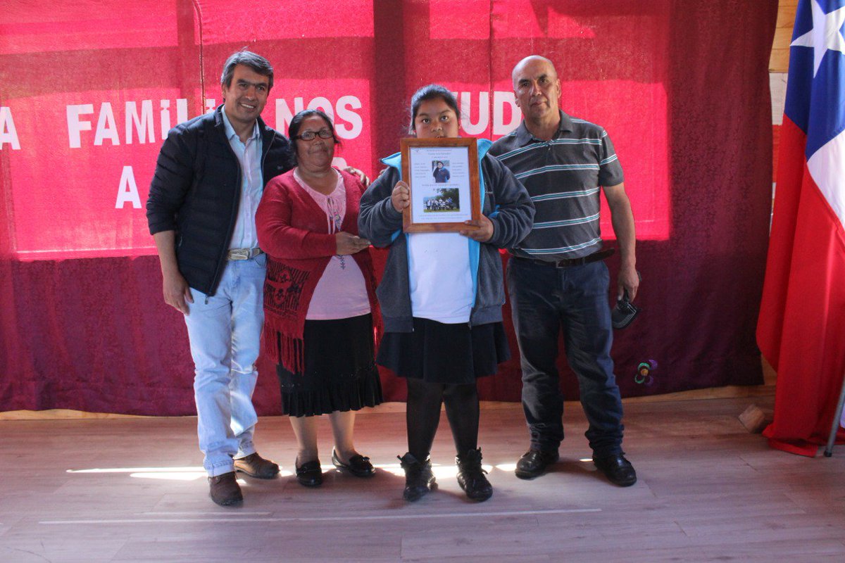 claudiolavado's tweet photo. Alumnos de  Escuela Rural de Hueinahue , Sector  precordillerano de #Futrono, finaliza su   año escolar con emotiva ceremonia ,   aquí se hace patria!!
@IMunicipalidad @EdPublicFutrono https://t.co/bLEZCBWRng
