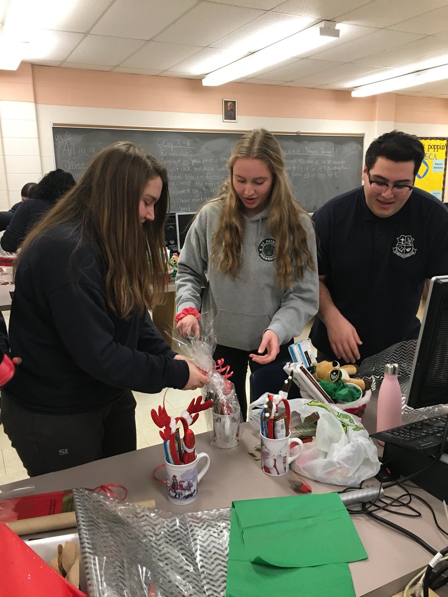 SBA_DECA's tweet photo. DECA the halls! Elves hard at work on gift basket deliveries! 🎅 ❄️ 🎁 🎄 https://t.co/2sfmzbDWsr