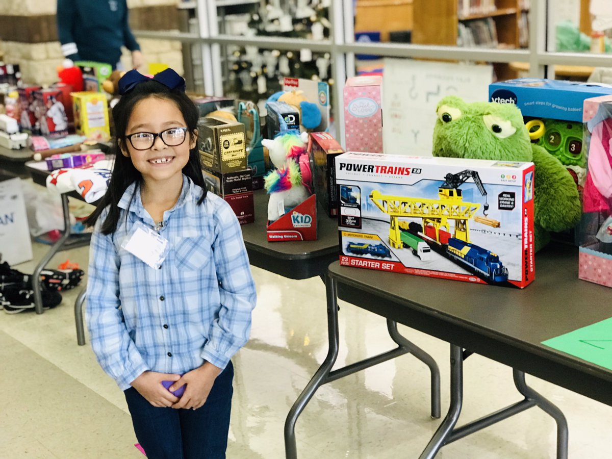 MsHaysCounselor's tweet photo. Holiday Shopping 🎄🛍 at the Holiday Trading Post! @MendenhallHorns #mendenhalllearns @Plano_Schools @Plano_Now @mendenhallthird https://t.co/DnMHLmWuGI