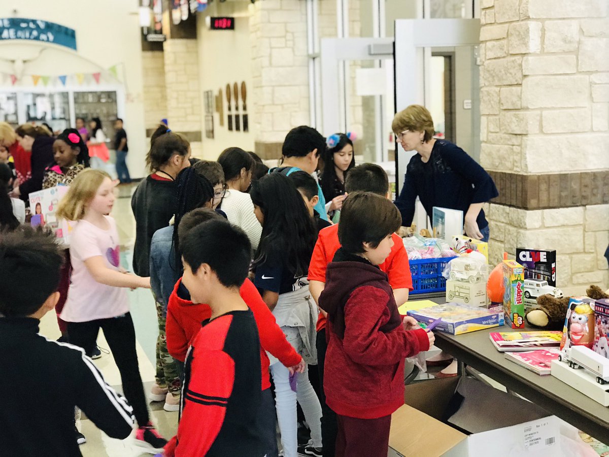 MsHaysCounselor's tweet photo. Holiday Shopping 🎄🛍 at the Holiday Trading Post! @MendenhallHorns #mendenhalllearns @Plano_Schools @Plano_Now @mendenhallthird https://t.co/DnMHLmWuGI