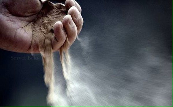 savrularak uçuyor ömür, ecelin parmaklarında. doğar doğmaz başlıyor yolculuk uzun ince bir yolda. doğan her bebekte, açan her çiçekte, uçuşan her zerrede ölümü hatırla..  #ÖzürDileİmamoğlu