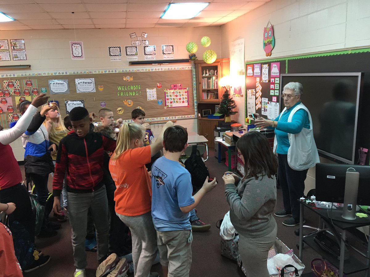 miller_kandy's tweet photo. Craft fun with Granny B. Love us some Granny B!#4thgradefun https://t.co/EsihXED7E5