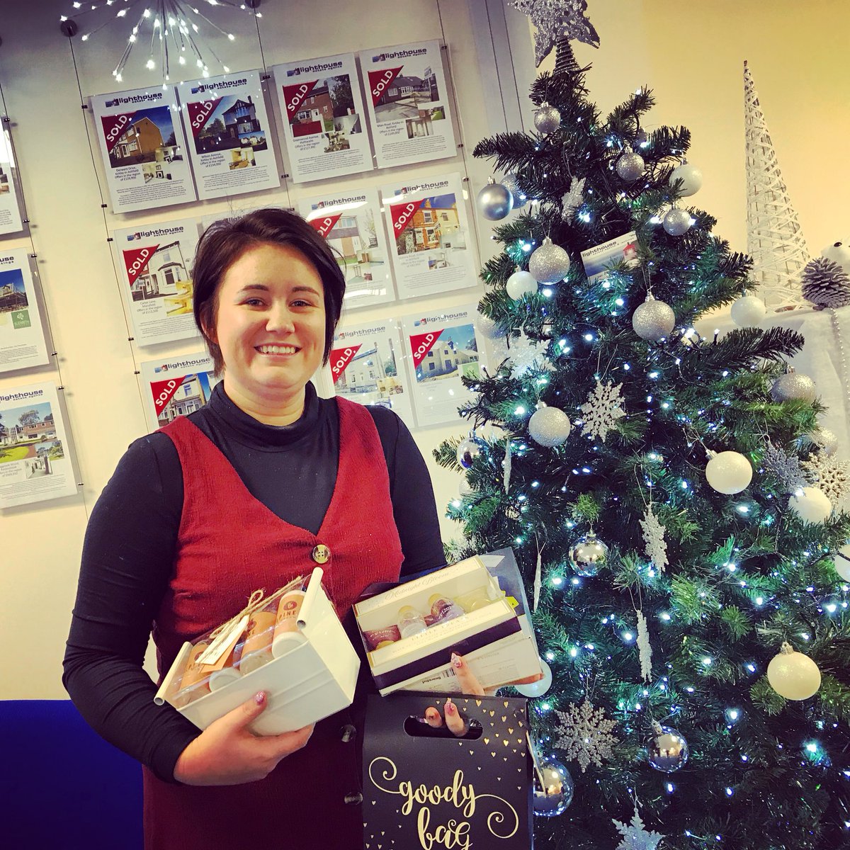 LighthouseEst's tweet image. A Big Thank You to Michaela and her family for their kind donations to our local @ChristmasKirkby Appeal 🎅🎄
Keep those donations coming, one day left...

Lighthouse Estate Agents &amp;amp; Lettings
Your Established Family Run and Owned Agent. 
Call us for a Free Valuation.