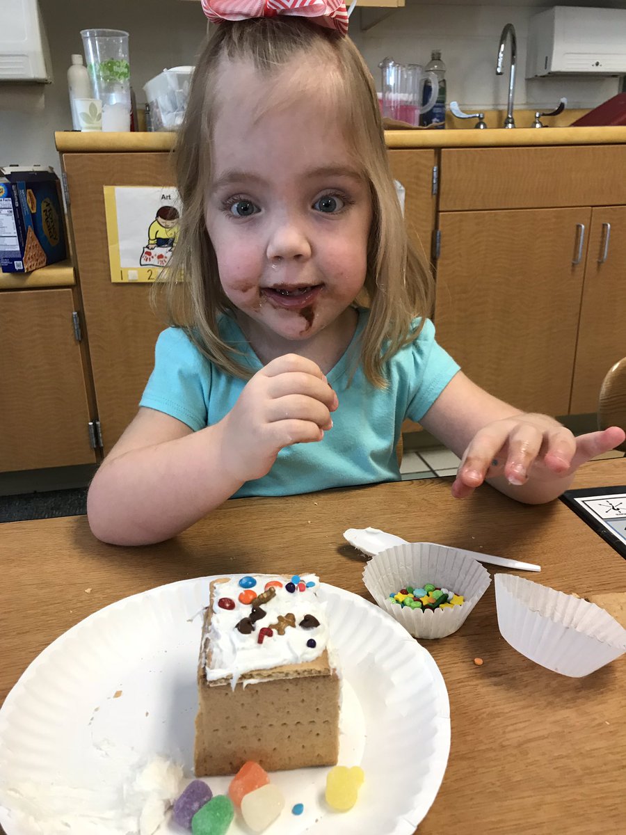 StaceyDorman3's tweet photo. Gingerbread houses in preschool! #VanAllenPride #gingerbreadhouse #preschoolfun https://t.co/HhEnPFP0KS