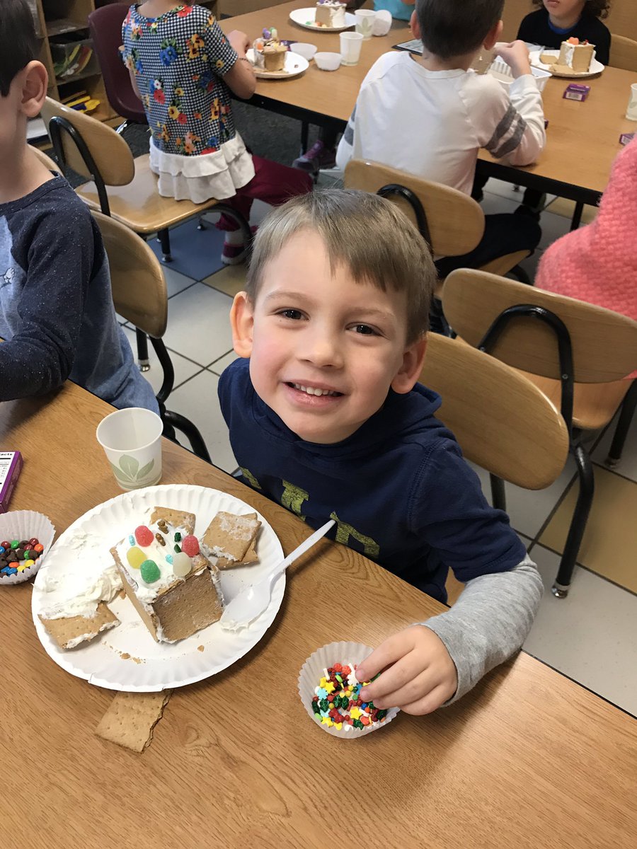 StaceyDorman3's tweet photo. Gingerbread houses in preschool! #VanAllenPride #gingerbreadhouse #preschoolfun https://t.co/HhEnPFP0KS