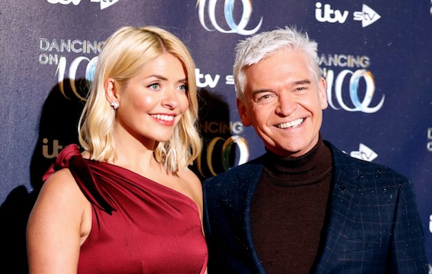 Mirror Celeb On Twitter Holly Willoughby Has Wardrobe
