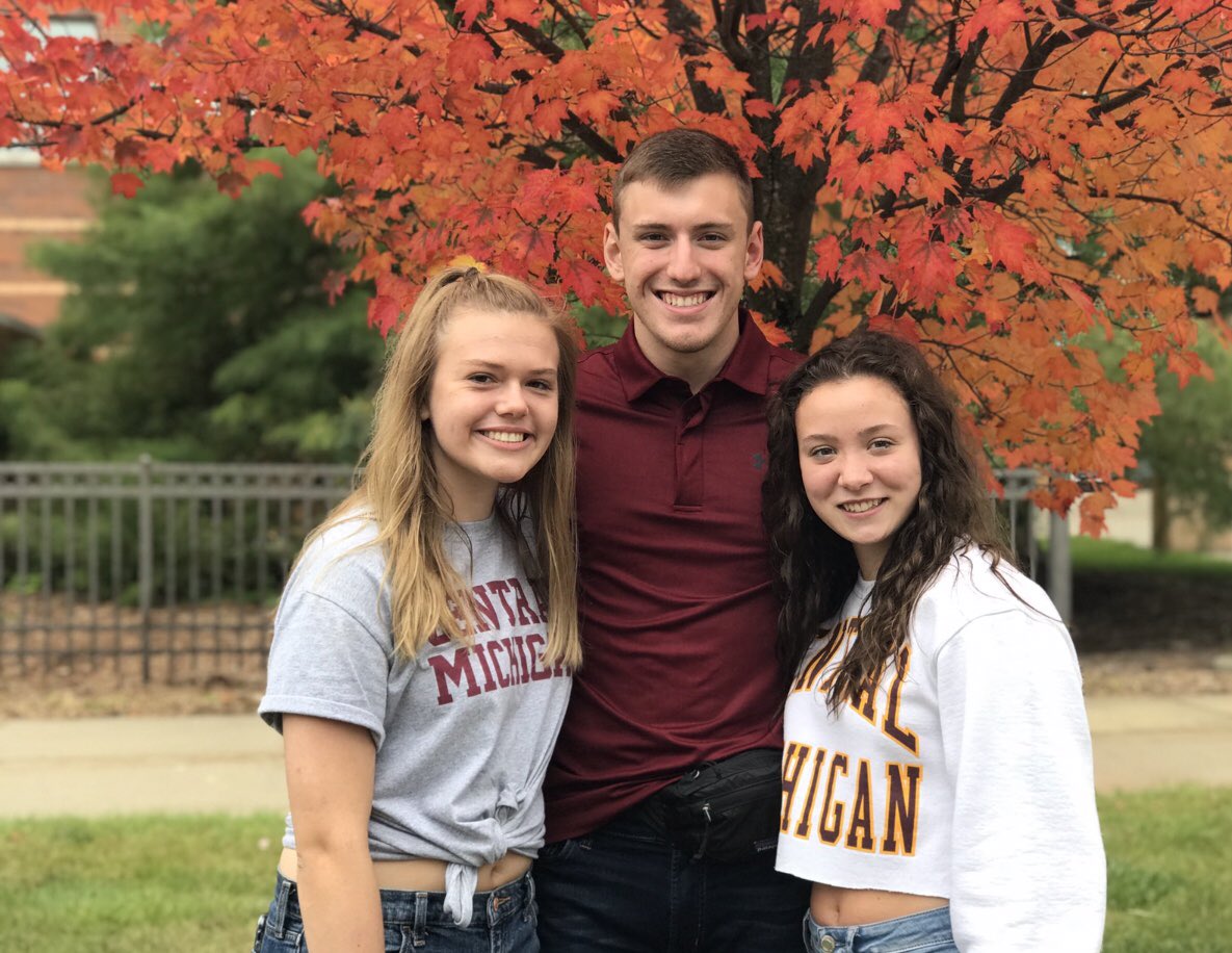 ashley25damour's tweet photo. HAPPY BIRTHDAY TO ONE OF MY BEST BUDDIES!! Love you, hope that your 19th is amazing!! @anna_wuerfel https://t.co/0ndYNL6oh9