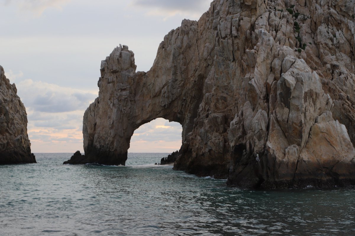 kellystilwell's tweet image. Have you seen the arch at Cabo San Lucas? This spot where the Pacific Ocean meets the Sea of Cortés is also referred to as Land&apos;s End. So beautiful! #GnomadsTakeOverCabo #CaboAdventures #LivingMyAdventure