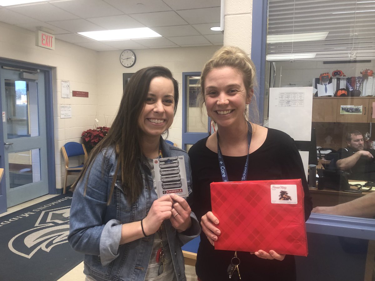 Flood1Tracy's tweet image. Simmons @Simmonsknights1 staff enjoyed the first annual Elf Hunt. #rsd122cares #simmonslearns