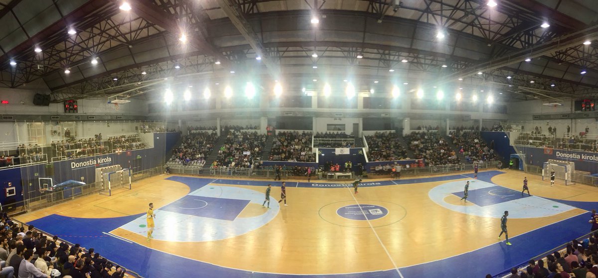 gipuzkoafutbola's tweet photo. Finaliza el #torneocentenario @CDXOTA 4 - 6 @FCBfutbolsala y todos campeones!!! Moltes gràcies y eskerrik asko a los dos clubes y a toda la afición que ha llenado el #gaska por hacer del partido un espectáculo y una fiesta como fin de nuestro centenario!!
Eskerrik asko bihotzez https://t.co/lFMf6Otsvj