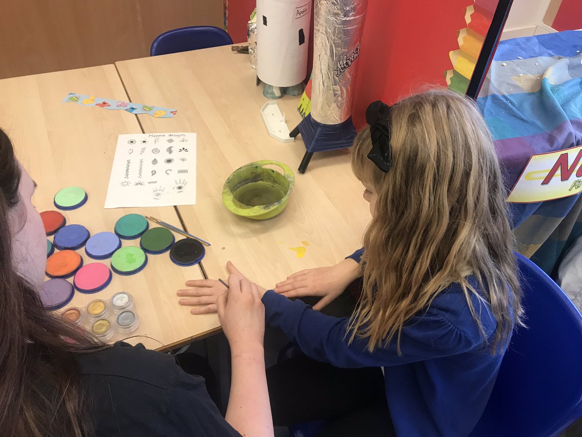 BurnbraeP4M's tweet photo. @KirstyPaterso10 Thank you very much Kirsty for our Henna today. So much delight amongst our class! https://t.co/Itpc4HYIH2
