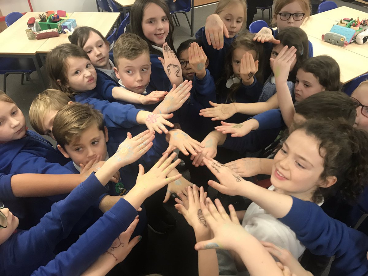 BurnbraeP4M's tweet photo. @KirstyPaterso10 Thank you very much Kirsty for our Henna today. So much delight amongst our class! https://t.co/Itpc4HYIH2