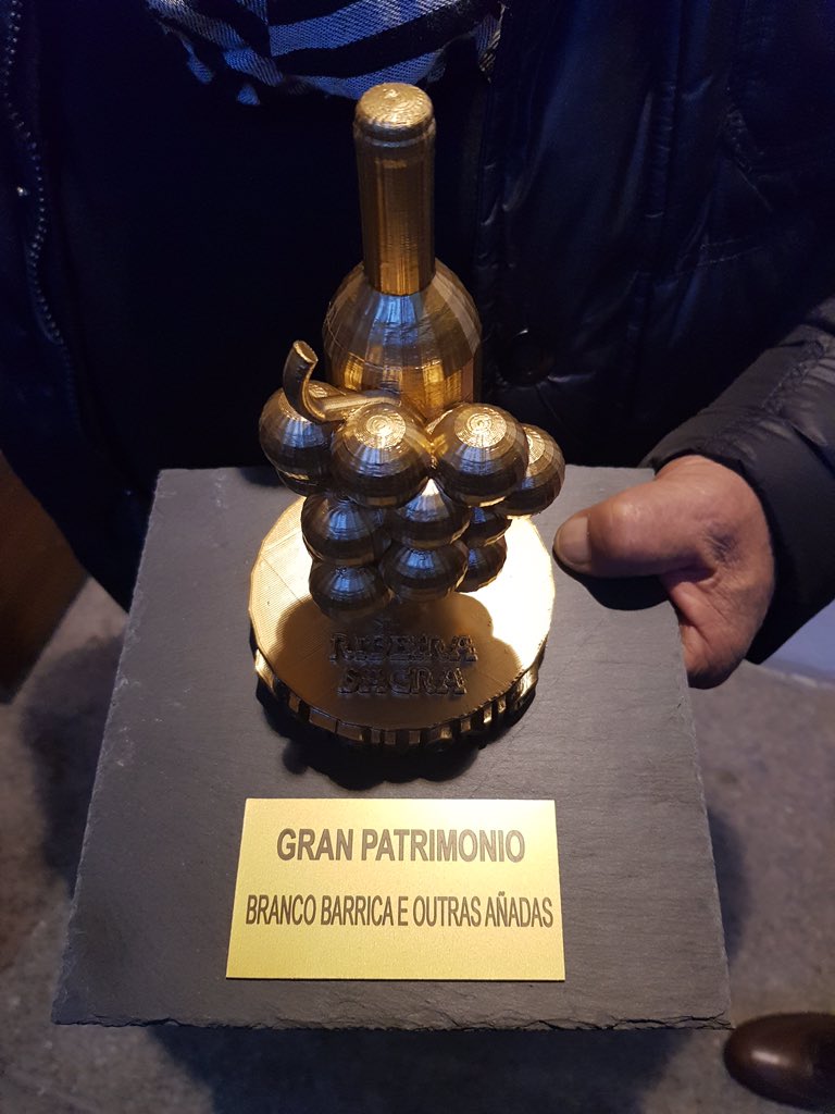 FincaMillara's tweet photo. Hoy hemos asistido a la entrega de premios de la V Cata Concurso Patrimonio Ribeira Sacra organizada por el  Centro do Viño da Ribeira Sacra y la Asociación Galega de Enólogos.    

Nuestro Finca Míllara blanco se ha llevado el premio Gran Patrimonio 🏆🎉 👏 
Enhorabuena a todos! https://t.co/4qeGAkpyd5