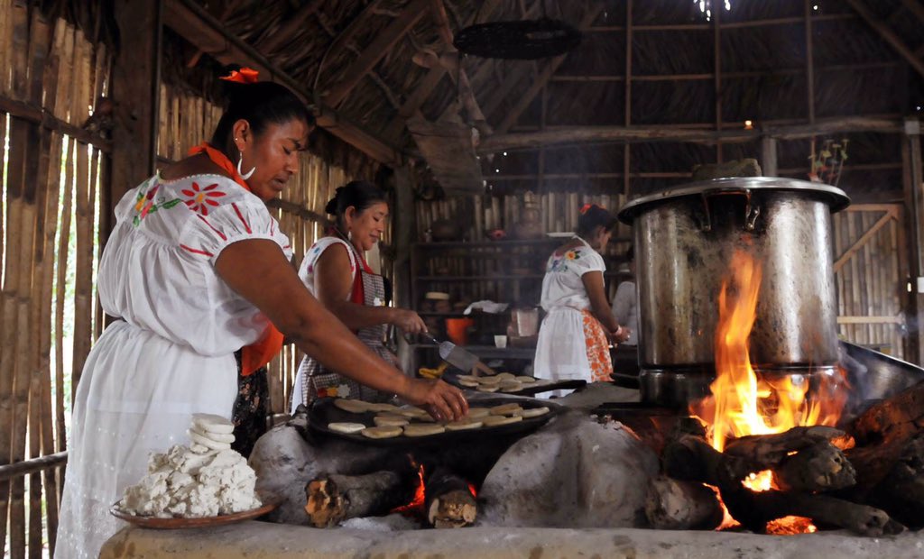 Las #MujeresDeHumo son dignas representantes de la cultura y gastronomía #totonaca, ellas son las encargadas de transmitir la esencia de su cocina al mundo entero.
#PueblosMágicos

#Veraruz, #MeLlenaDeOrgullo.