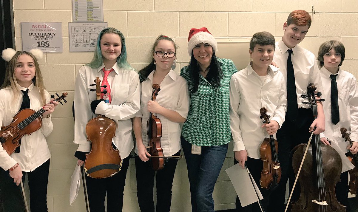 Mags1275's tweet photo. Awesome orchestra and chorus concert!! Excelente concierto de orquesta y coro!! #dualstudents #musicians @farejsings @spartanstrings54 #WeAre54 #TellYourStrong https://t.co/ZgNu5nB9SV