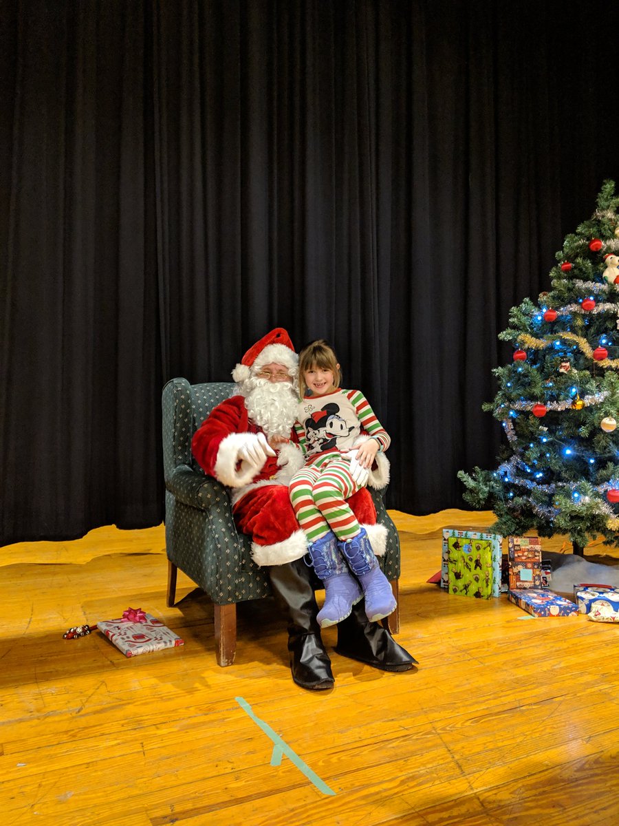 MrsMcCarthy9's tweet photo. Had a great time at the Eastview kids Christmas party. Was nice of Santa to find time to visit with our little ones. Great job by the teachers and students who organized and ran the event. #ESShappenings @SCDSB_Schools https://t.co/68d6fivilB