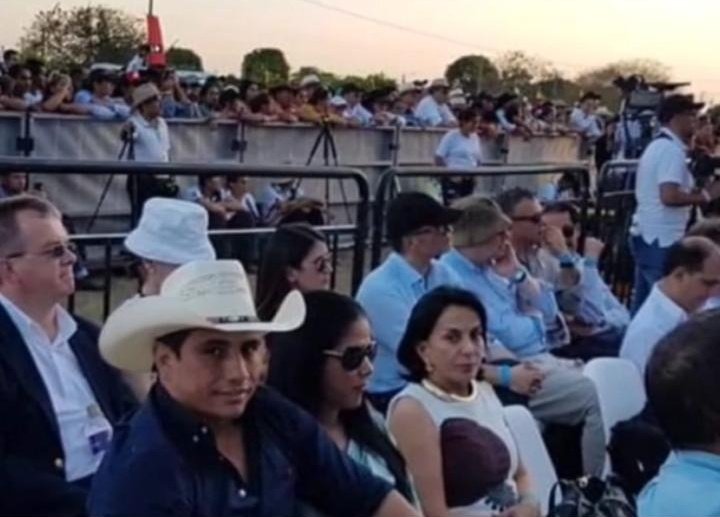 AnderPava's tweet photo. @GobCasanare Todos en alguna ocasión hemos sido igual de orgullosos. @IvanDuque le recomiendo que escuche más al maestro @WALTERSILVA_ y así comprenderá que al llanero no se le deja esperando. Pija Pariente! https://t.co/JN34rmr8PY